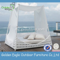 White Wicker eo ivelan'ny sisiny miaraka amin'ny Canopy